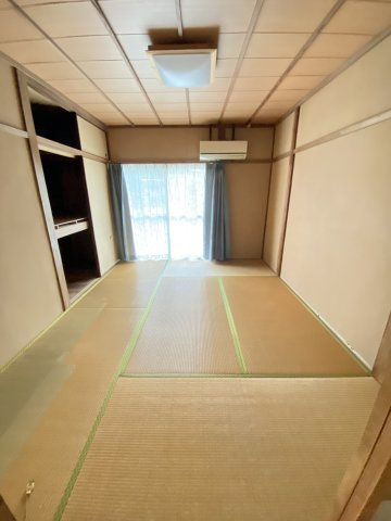 山々に囲まれた静かな住環境。風情ある和風庭園と倉庫付きの平家住宅。の和室