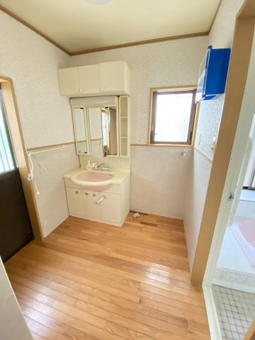 山々に囲まれた静かな住環境。風情ある和風庭園と倉庫付きの平家住宅。の独立洗面台