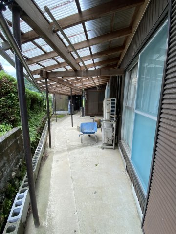 山々に囲まれた静かな住環境。風情ある和風庭園と倉庫付きの平家住宅。のその他