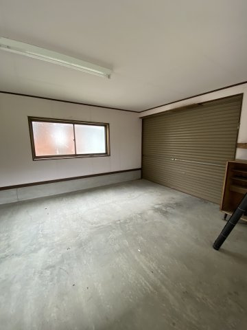 山々に囲まれた静かな住環境。風情ある和風庭園と倉庫付きの平家住宅。のその他|倉庫内
