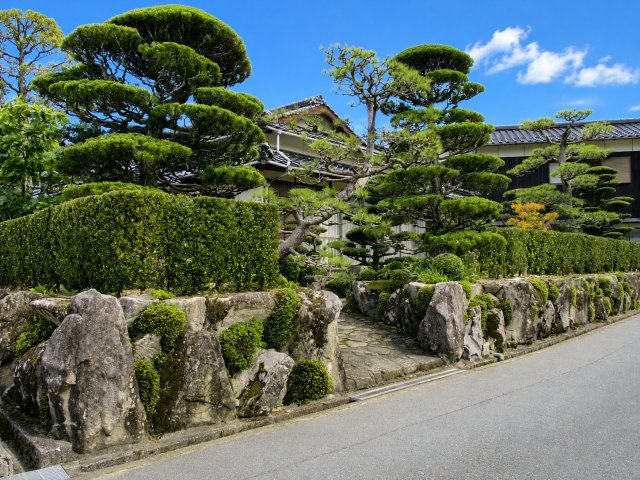 山々に囲まれた静かな住環境。風情ある和風庭園と倉庫付きの平家住宅。