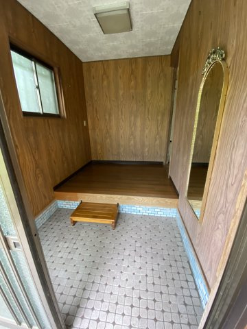 山々に囲まれた静かな住環境。風情ある和風庭園と倉庫付きの平家住宅。の玄関
