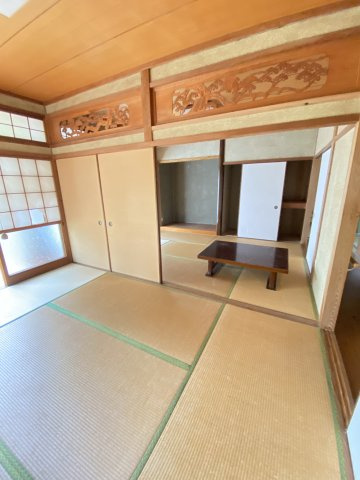 山々に囲まれた静かな住環境。風情ある和風庭園と倉庫付きの平家住宅。の和室