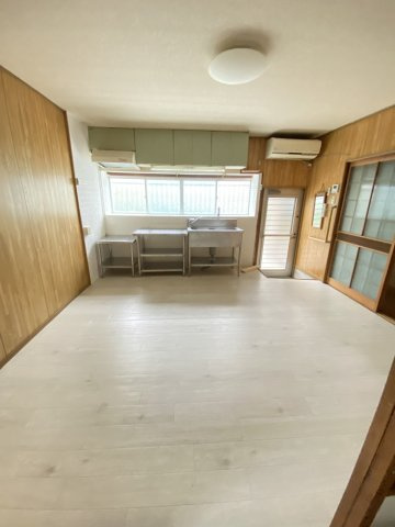 山々に囲まれた静かな住環境。風情ある和風庭園と倉庫付きの平家住宅。のキッチン