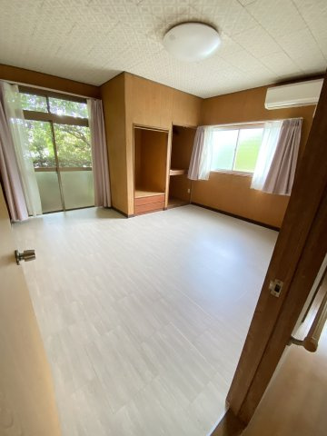 山々に囲まれた静かな住環境。風情ある和風庭園と倉庫付きの平家住宅。の洋室