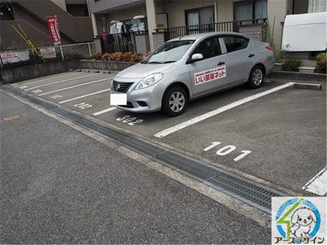 メーゾントリイの駐車場