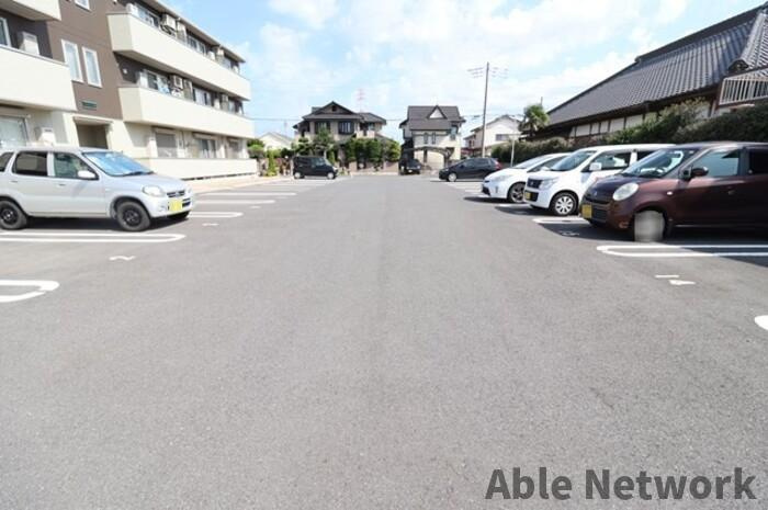フォレストメゾン堀割の駐車場