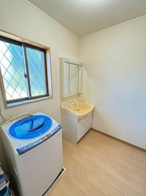 【独立洗面台】 | 広さがココロをほどく家　熊本県熊本市南区御幸笛田4丁目 | 脱衣洗面所。窓があり換気も明るさも◎。気持ちの良い朝を後押してくれます。