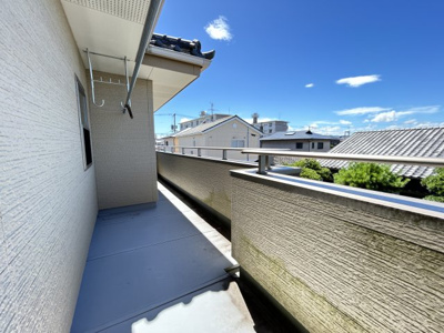 【バルコニー】 | 広さがココロをほどく家　熊本県熊本市南区御幸笛田4丁目 | 風通しの良い軒付きベランダで洗濯物が干せます！