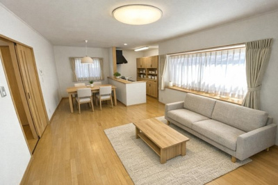 【居間・リビング】 | 広さがココロをほどく家　熊本県熊本市南区御幸笛田4丁目 | お気に入りの家具を配置しやすい長方形のLDK。食事とくつろぎスペースを按に分けたい方には◎です♪※A