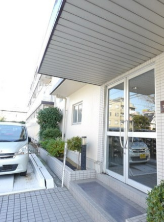 相模原市中央区清新５丁目の賃貸マンションのエントランス