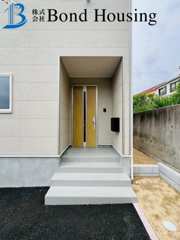 全4棟　駐車並列2台　納戸付き 池上５丁目 2号棟　新築戸建の玄関