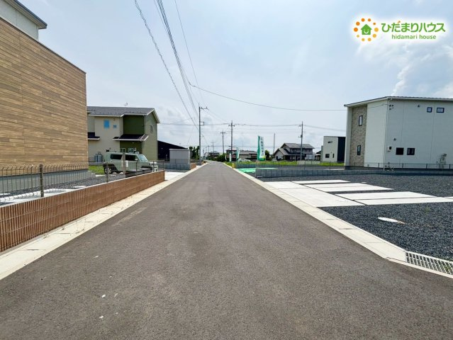 羽生市砂山第1期　分譲一戸建て　ワイウッドコート　17の前面道路含む現地写真