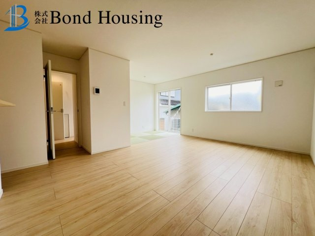 全4棟　駐車2台　WIC付収納豊富 池上５丁目 4号棟　新築戸建の居間・リビング