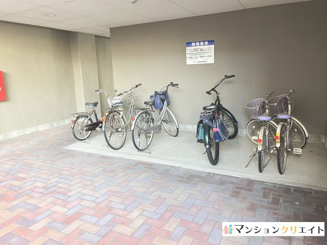 ロアール春日南の駐輪場