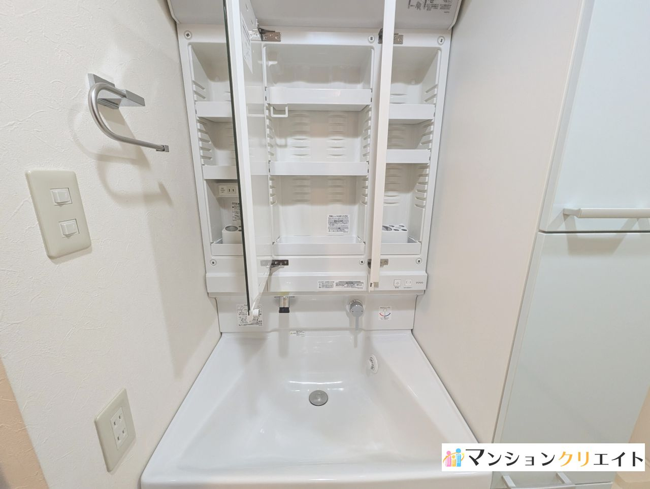ロアール春日南の独立洗面台|三面鏡裏収納スペース