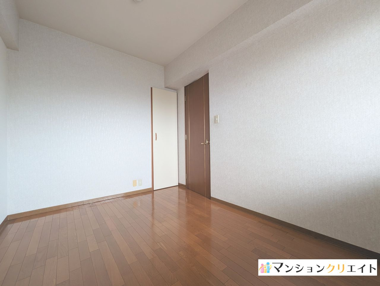 ロアール春日南の洋室|洋室約5.7帖