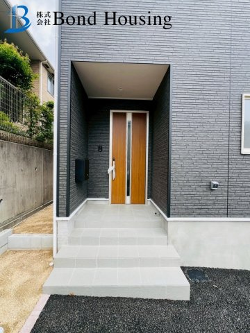 全4棟　駐車並列2台　全室南向き 池上５丁目 3号棟　新築戸建の玄関