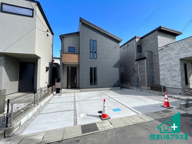 ●31(土)1(日)現地案内可能！　香芝市上中　の前面道路含む現地写真|周辺は閑静な住宅街！前面道路広々で車の出し入れも便利です。駐車が苦手な方でも安心して車庫入れできます！