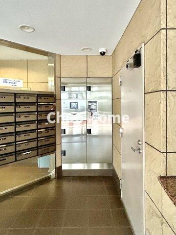 西日暮里ローヤルコーポの設備|【宅配ボックス】在宅時・不在時に関わらず、居住者の代わりに非対面で宅配物を受け取ってくれる便利な設備です。わかりやすくご説明致しますので見学時にはお部屋だけではなく共用部分もぜひチェックしてください。
