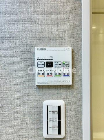 西日暮里ローヤルコーポの冷暖房・空調設備|【浴室乾燥機】暖房・冷風・換気・乾燥が可能です。毎日を快適に過ごせるうれしい機能が揃っています。雨の日の洗濯物も安心です。