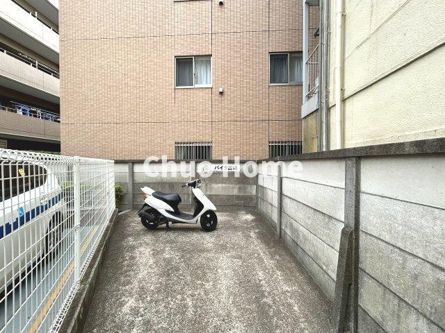 西日暮里ローヤルコーポの駐車場|【バイク置場】最新の空き状況や費用などの詳細は担当スタッフまでお問い合わせください。