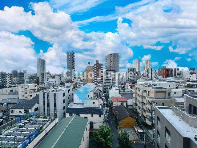 西日暮里ローヤルコーポの展望|手を伸ばせば、ふれることが出来そうな環境が、そのままインテリアになったような印象です。その豊かな眺望にふさわしい空間には、通風・採光にも優れ、心地よい光と風があふれています