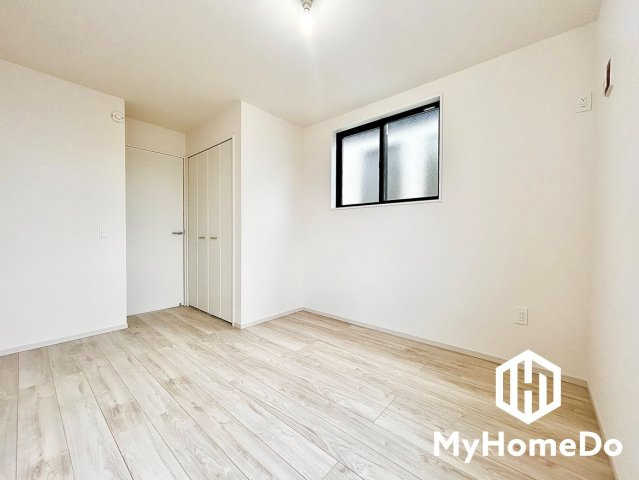 北区八代町2丁目　1期の子供部屋|木目調フローリングを採用した子供部屋。シンプルな内装で、成長に合わせたお部屋作りを楽しめます。