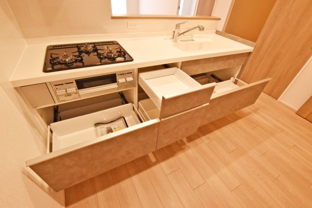 シーアイマンション夙川のキッチン|豊富な収納スペースを備えたシステムキッチン。散らかりがちなキッチン用品も整理しやすく、すっきりとした空間を保てます。