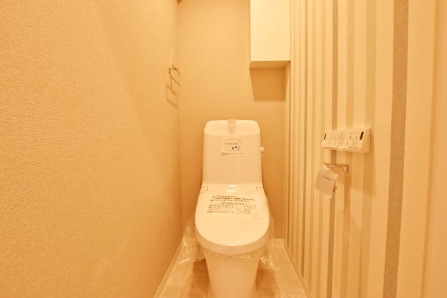 シーアイマンション夙川のトイレ|アクセントクロスを採用した、おしゃれで清潔感のあるトイレ空間。落ち着いた雰囲気の中で快適にお使いいただけ、毎日気持ちよく過ごせます。