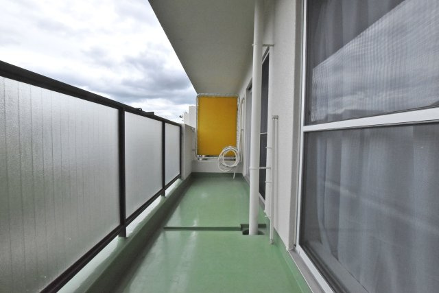 シーアイマンション夙川のバルコニー|バルコニーに奥行きがあるため、洗濯物の量が多い日でもゆとりを持って干すことができます。