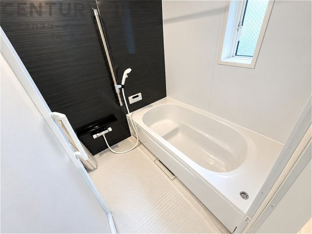 ユニットバスは省スペースでありながら、シンプルな設計と使いやすさを備え、簡便なメンテナンスが可能です。またミラー・小物置き場もあり便利です。