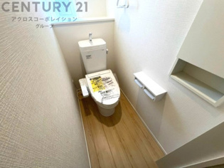 温水洗浄便座付トイレは温水洗浄機能により、暖かい水でおしりを洗浄することができ、冷たい水を使う従来の便座に比べ、温水洗浄機能で暖かいトイレを提供し、快適な使用を可能にします。