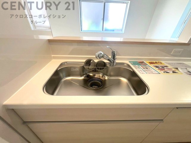 大きなシンクでお鍋などの大きな調理器具を洗う際にも便利です。
