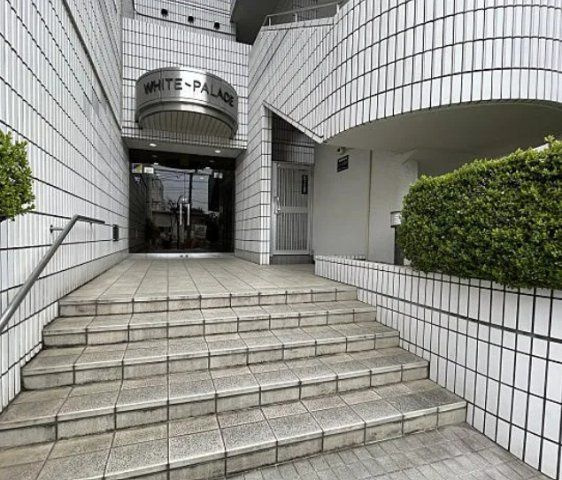 ホワイトパレスのエントランス