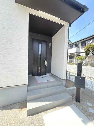 【玄関】 | 福岡市南区柏原6丁目　B号棟（全2棟）【仲介手数料無料・0円】 | 施工例。施工例は完成時と異なる場合があります。