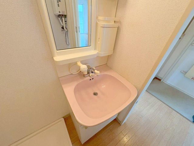 コモード仁川の洗面所|ゆったりとスペースのある洗面所
