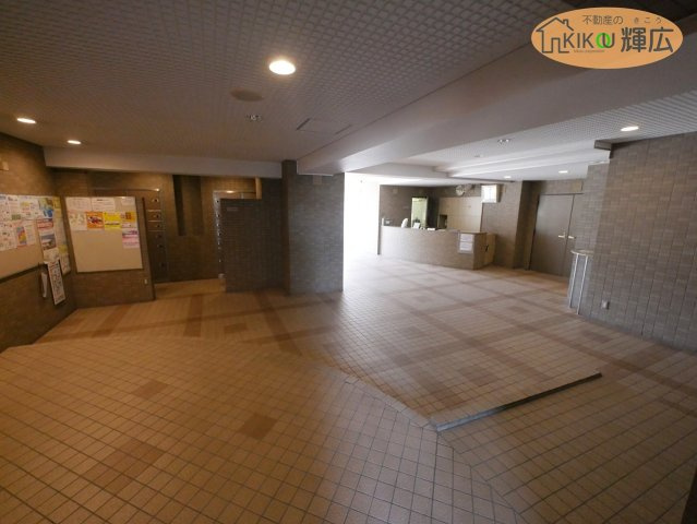 ロイヤルシャトー東加古川　4階のエントランス