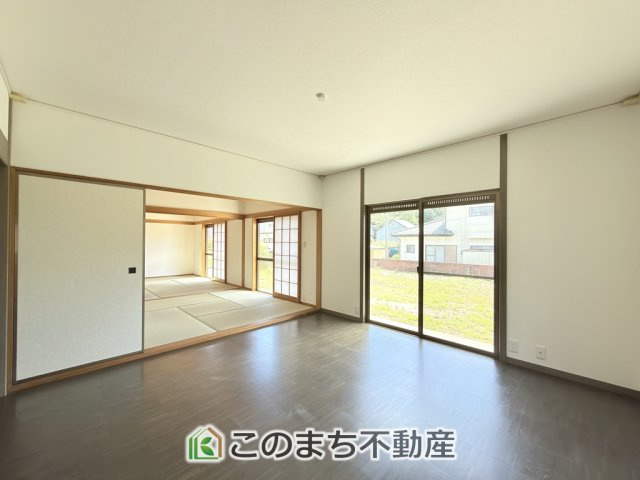 KEM日光市猪倉1期　中古戸建の居間・リビング|開放感あふれるLDK♪続き間の和室を開ければ広々ファミリー空間！