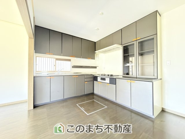 KEM日光市猪倉1期　中古戸建のキッチン|収納充実の大型キッチン／カップボード標準装備♪家事がはかどる快適空間！