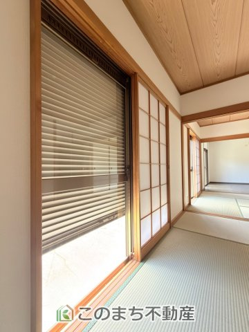 KEM日光市猪倉1期　中古戸建の設備|防犯性と断熱性に優れたシャッター雨戸を備えており、台風時や長期不在時にも安心。室内からそのまま外へ出られる便利な動線も魅力です。

