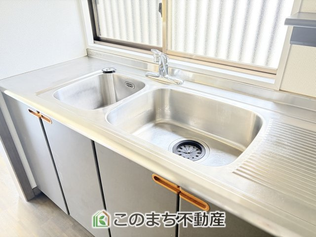 KEM日光市猪倉1期　中古戸建のキッチン|大きなシンクございます。洗い物も楽々です。