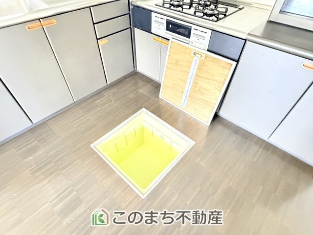 KEM日光市猪倉1期　中古戸建のキッチン|床下収納は意外と容量があり、日常のストックにも大活躍です