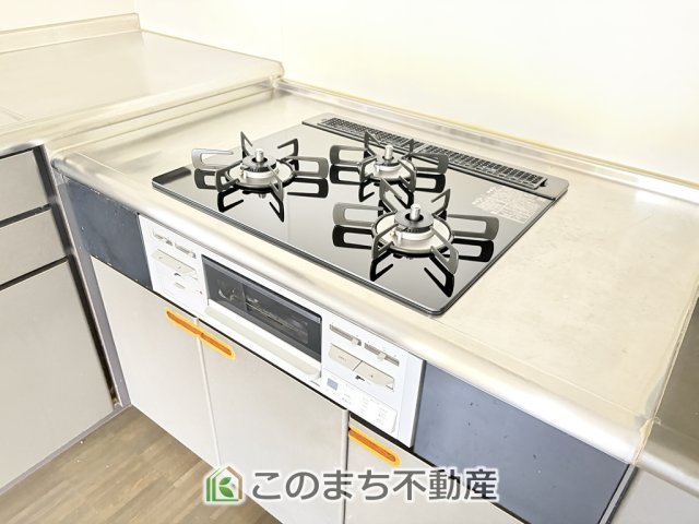 KEM日光市猪倉1期　中古戸建のキッチン|三ツ口コンロ採用で、同時調理もスムーズ◎！お料理を並べられるカウンター付きで、配膳・片付けをサポート！リビングで過ごすご家族とコミュニケーションを楽しみながら作業可能です♪