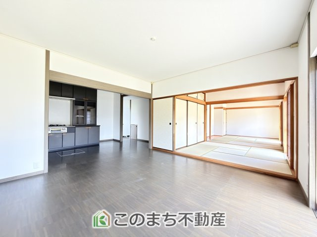 KEM日光市猪倉1期　中古戸建の居間・リビング|開放感のある広々としたリビング☆家族みんなでゆったりくつろげます♪
南側から暖かな日差しが差し込みます♪キッチンからリビングの様子がよく見渡せます☆