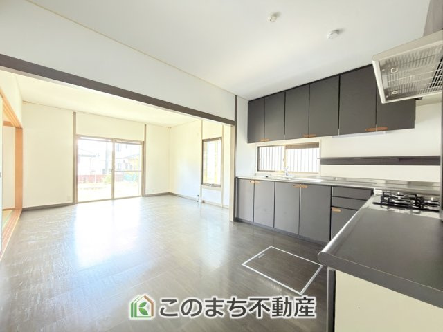 KEM日光市猪倉1期　中古戸建のキッチン|ご家族みんなで調理ができる位のスペースを実現したキッチン空間となっております。みんなで作った料理を召し上がりながらの会話は至福のひとときになるはずです。