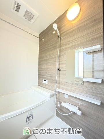 KEM日光市猪倉1期　中古戸建の浴室|上質が感じられるカラーリングで、清潔な空間美を実現。一日の疲れが癒される優雅なバスタイムを堪能できるゆとりあるバスルームです。

