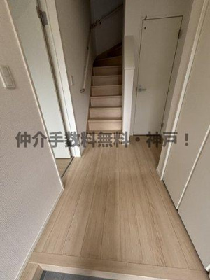 【玄関】 | 神戸市西区池上5丁目 　新築戸建2号棟　仲介手数料無料！ | きれいな玄関です