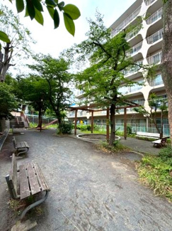 【その他】 | 読売ランド前ハイデンス | エントランス左側に公園があります。滑り台・ブランコ・鉄棒があります。