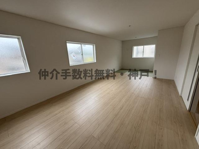 【居間・リビング】 | 神戸市西区池上5丁目 　新築戸建3号棟　仲介手数料無料！ | リビングです